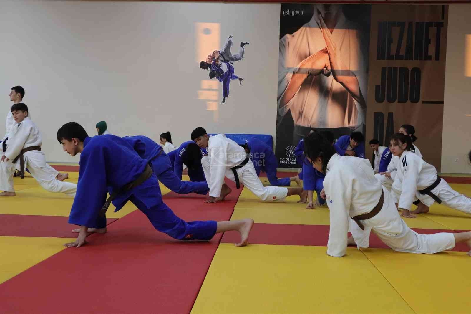 2023/01/karamanda-250-sporcu-judo-ortak-calisma-kampinda-bulustu-20230119AW80-1.jpg