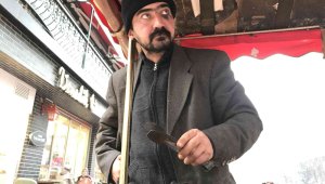 Arada bir bayılıp düşse de ekmek teknesinin başından ayrılmıyor