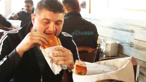 Bol malzemeyle hazırladığı tostu kiloyla satıyor