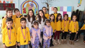 Bu okulda 18 ikiz öğrenci karne heyecanı yaşadı