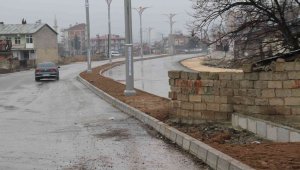 Cadde ortasında kalan ev, yolun sonunda evi görenler şaşırıp kalıyor