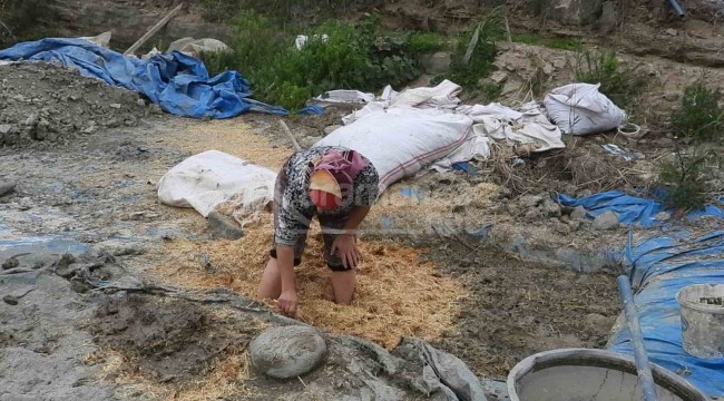 Çamuru keçi kılı ve samanla çiğniyor, pamukla karıştırdıktan sonra hazırlanıyor