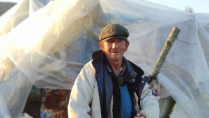 Dağ başında kulübesinde kalıyor, köyden gelip geçene el sallıyor