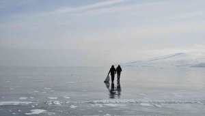 Eksi 20 derecede ekmeklerini buzdan kazanıyorlar