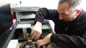 Gözleri görmüyor ama 1 elinde 10 marifet