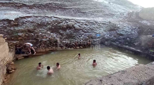 Her mevsim yüzlerce kişi köydeki bu havuza girmek için geliyor