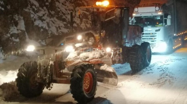 Kar kalınlığı 30 santime ulaşınca kara yolu tır geçişine kapatıldı