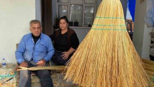 Karı koca evlerinin balkonunda 40 yıldır geçimini böyle sürdürüyor