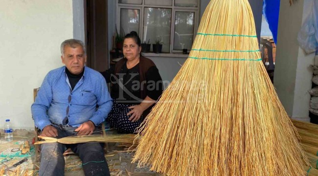 Karı koca evlerinin balkonunda 40 yıldır geçimini böyle sürdürüyor