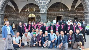 Köylüler mahsulden iyi para kazanınca toplu halde umreye gitti