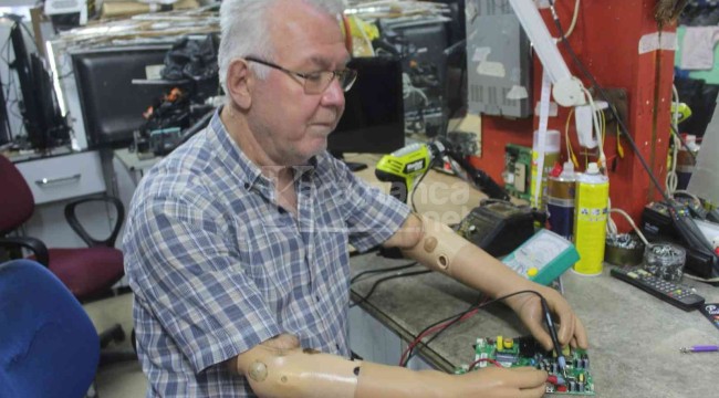 Protez kollarıyla 37 yıldır televizyon tamir ederek geçimini sağlıyor