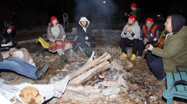 Rus turistler fırında kendi pidelerini pişirdi, kamp ateşinde eğlendi