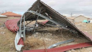 Şiddetli fırtına tonlarca ağırlığındaki çatıyı uçurdu, elektrik direklerini eğdi