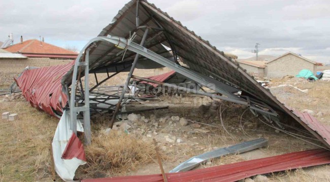 Şiddetli fırtına tonlarca ağırlığındaki çatıyı uçurdu, elektrik direklerini eğdi