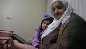 Şivesiyle bir şehri kendine hayran bıraktı, 86'lık Raife nine fenomen oldu