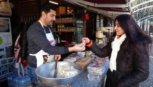 Yapımı 3 gün süren helva odun ateşinde pişiriliyor, kışın sıcak tutuyor