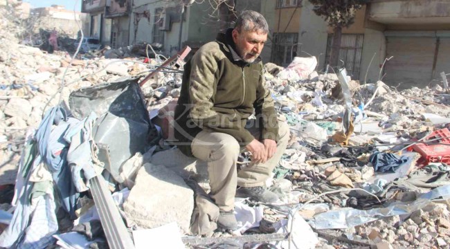 2 oğlu ölen adam, aynı evde depreme yakalandığı eşi ve oğlunu bulamıyor