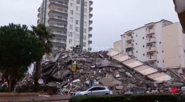 Adana'da 11 bina yıkıldı, 10 kişi hayatını kaybetti