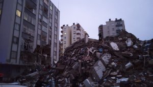 Adana'da 14 katlı binadan bir kişi sağ çıkartıldı