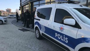 Boşandığı eşini çocuklarını göremediği için rehin aldı