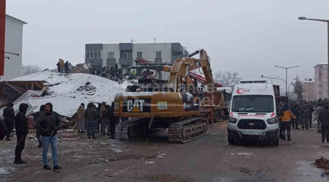 Depremde Kahramanmaraş'ta birçok bina yıkıldı