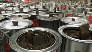 Doktor, mühendis ve işçiler toplanarak siper mumu üretti