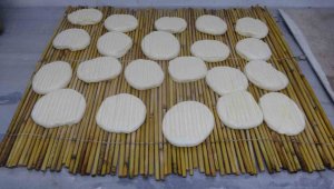 Gelin kaynana el ele verip üretiyor, kilosu 90 liradan satılıyor