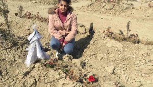 Hayatını kaybeden yeğeninin mezarına sünnetliğini astı