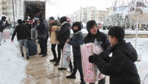Karaman'da vatandaşlar depremzedeler için seferber oldu