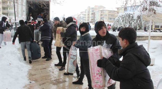 Karaman'da vatandaşlar depremzedeler için seferber oldu