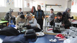 Konfeksiyon atölyesine çevrilen okul kantininde depremzedelere kıyafet diktiler
