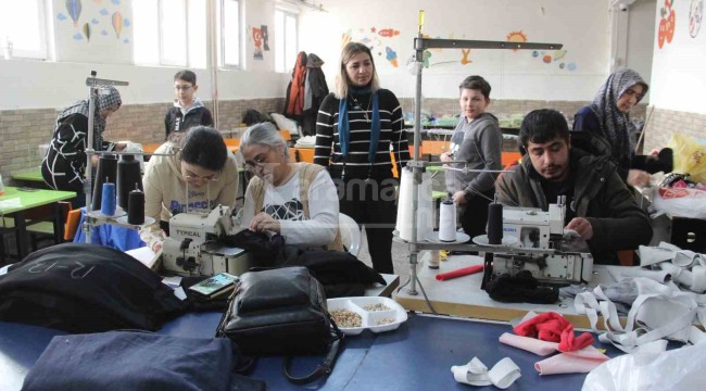 Konfeksiyon atölyesine çevrilen okul kantininde depremzedelere kıyafet diktiler