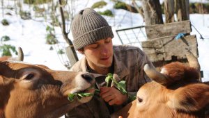 Şehir hayatından sıkıldı, 10 yaşında köyde yaşamaya başladı