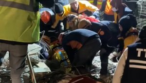 Sibel Kaya, 170 saat sonra enkazdan çıkarılarak kurtarıldı