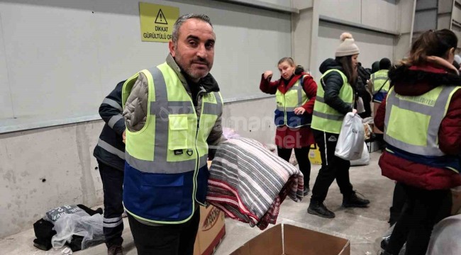 Tek koluyla depremzedelere yardım ediyor