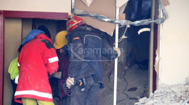 Tıkırdı ile gelen umutla 'anne ile bebeğine' ulaşılmaya çalışılıyor