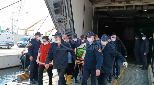 Yaralı depremzedeler gemiyle Mersin'e getirildi