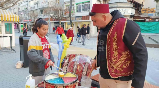 20 yıldır sokak sokak gezip Osmanlı macunu satıyor