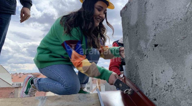 24 yaşındaki kadın çatı ustası baba mesleğini devam ettiriyor