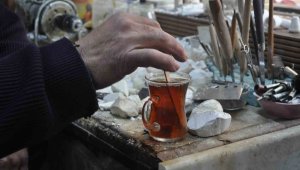 30 yıldır bu taşın tozunu çayıyla ve suyuyla karıştırıp içiyor