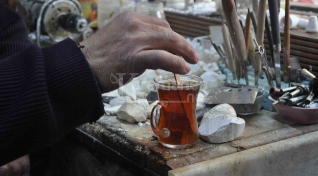 30 yıldır bu taşın tozunu çayıyla ve suyuyla karıştırıp içiyor