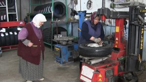 83 yaşındaki Vesile Teyze sanayideki mesleğini gelinine devretti