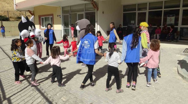 Depremzede çocuklarından afetin izlerini oyunla silmeye çalışıyorlar