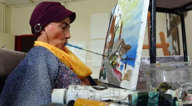 Engelli kadın duygularını ağzıyla çizdiği resimlere yansıtıyor