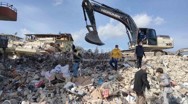 Enkaz arasında milyonluk arama