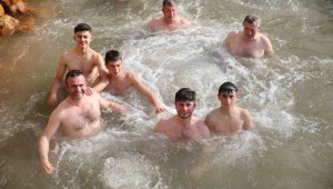 Etrafı karla kaplı doğal jakuzinin keyfini çıkarıyorlar