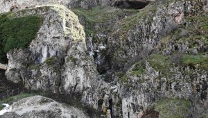 Fay üzerinde bulunan doğa harikasının emsalleri Alplerde ve İsviçre'de görülebiliyor