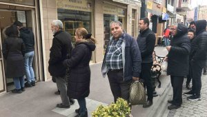 Günlük üretildiğinden soğuğa aldırış etmeden sırada bekliyorlar