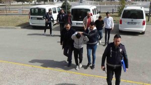 Enkazdan çaldığı polis tabancasını Karaman'da satmaya çalışırken yakalandı