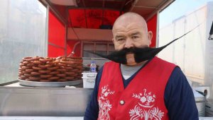 Her gün limon sürüyor, 25 yıldır kesmediği bıyıkları 80 santimetreye ulaştı